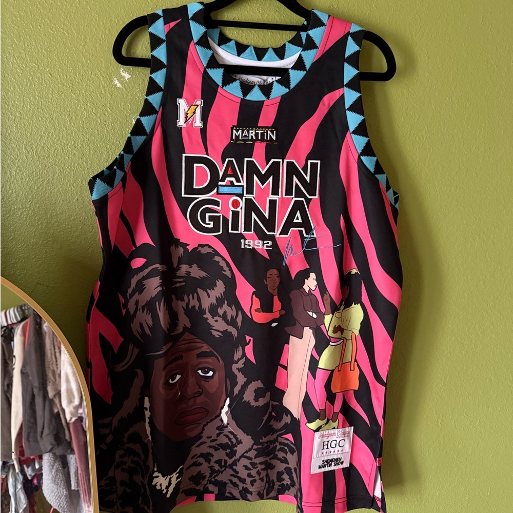 Medium. Women's Graphic Jersey - Pink and Black